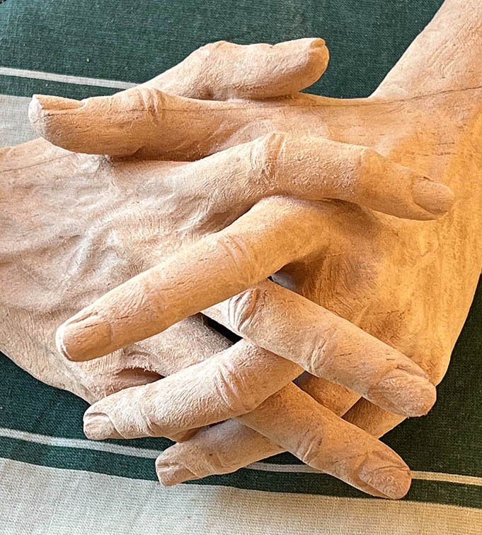 Manos trabajando en escultura en el taller